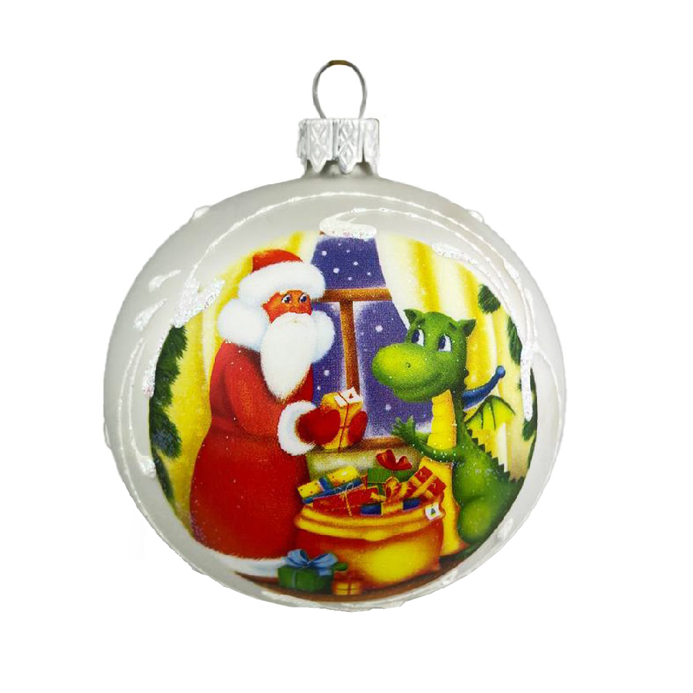 Елочная игрушка шар стеклянный (Символ года 2024) Дед Мороз дарит подарок дракону, диаметр 80 мм