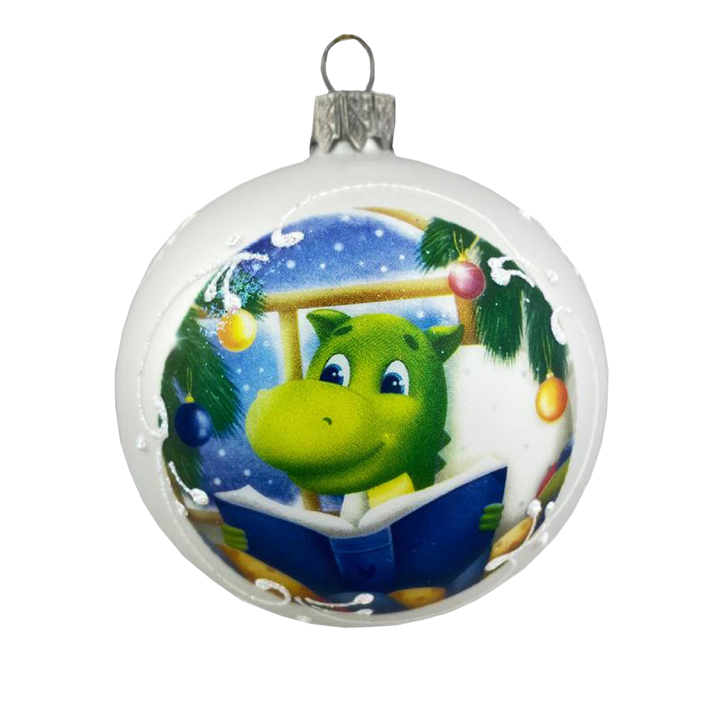 Елочная игрушка шар стеклянный  Дракончик читает перед сном, диаметр 80 мм